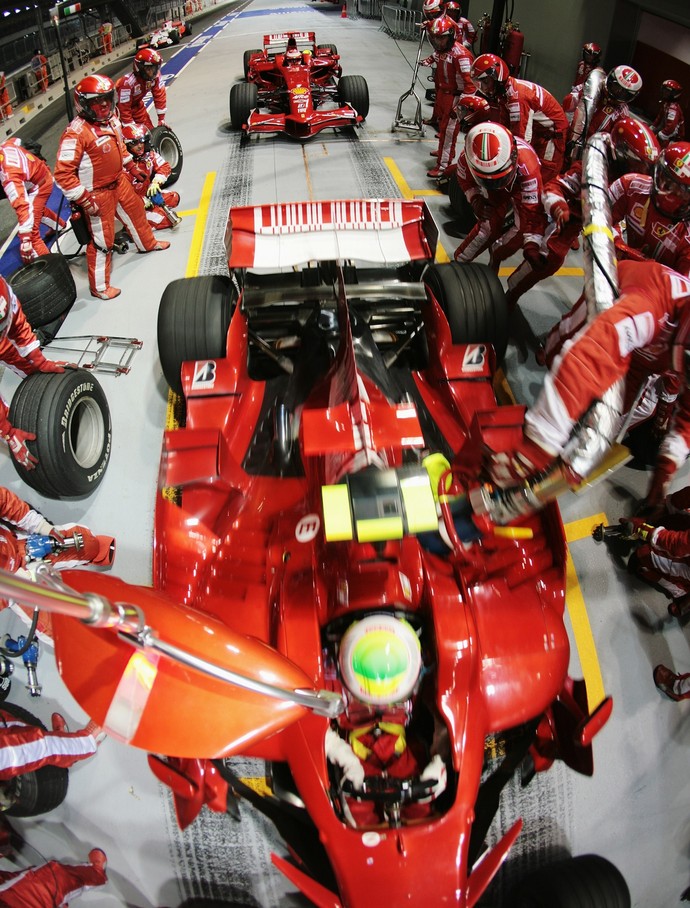 Mecânicos da Ferrari liberam Felipe Massa antes de desprender mangueira de combustível, no GP de Cingapura de 2008 (Foto: Getty Images)