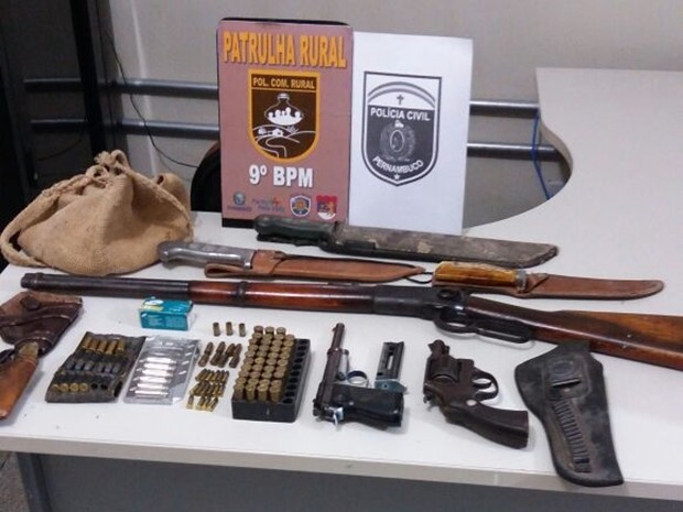 Armas e munições foram apreendidas durante a 'Operação Game Over' (Foto: Divulgação/Polícia Militar)