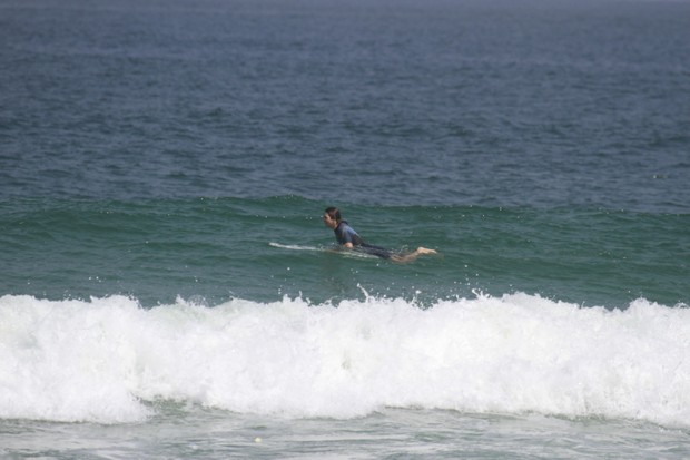 Vladimir Brichta surfa na praia da Barra (Foto: Dilson Silva / AgNews)