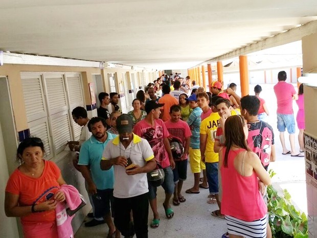 Eleitores enfrentam filas na escola José Nogueira, no bairro Santo Antônio, em Mossoró