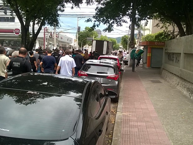 Policiais civis saem em protesto por morte de colega morto (Foto: Viviane Machado/ G1)