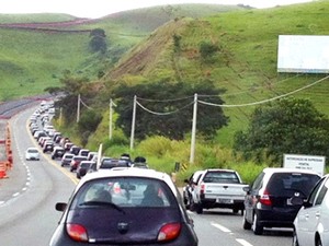 Rodovia dos Tamoios tem lentidão por excesso de veículos (Foto: Karen Schmidt/ TV Vanguarda)