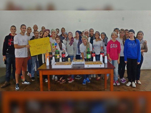 Alunios rasparam as cabeças em homenagem à professora com câncer (Foto: Escola Berlaar/Divulgação)