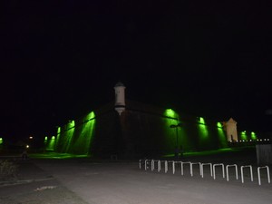 Fortaleza de São José de Macapá iluminada (Foto: Lorena Kubota/G1)