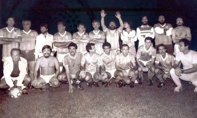 Lula e Aécio (um dos agachados) já jogaram o futebol da Constituinte  (Foto: Reprodução / Facebook Lula)