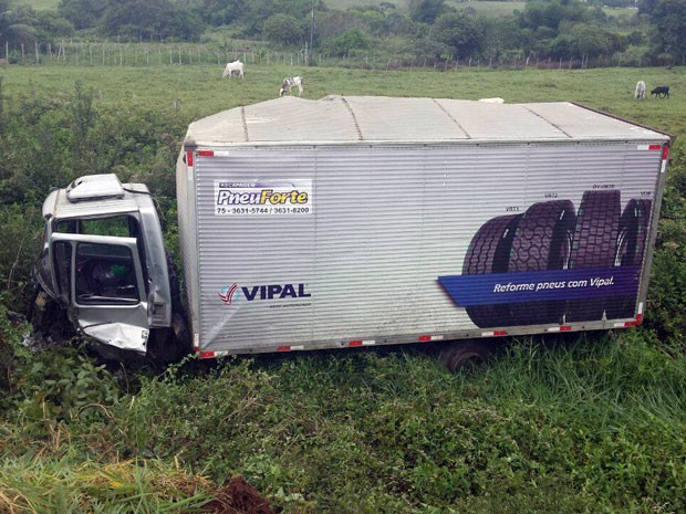 Motorista do caminhão e carona também ficaram feridos no acidente (Foto: Marcus Augusto/Site Voz da Bahia)