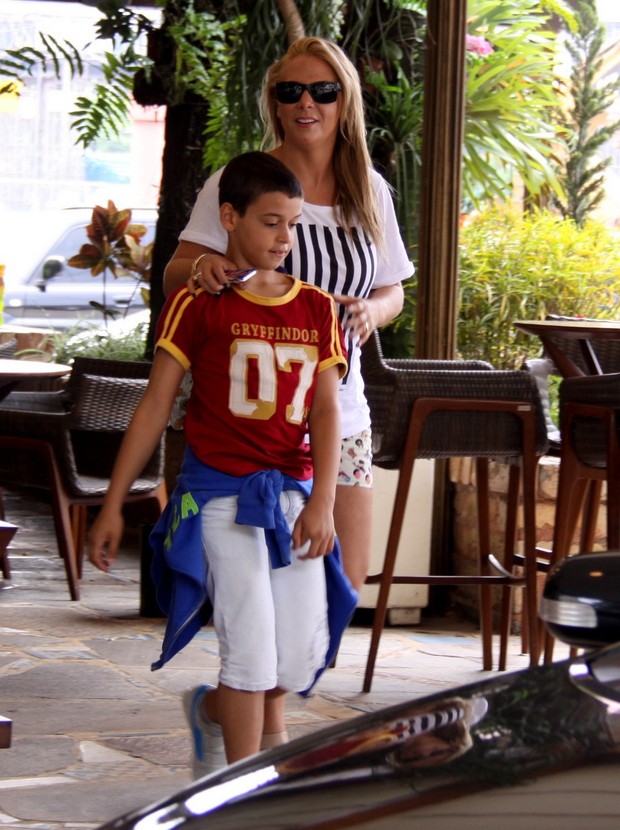 Carla Perez e Xanddy almoçam com os filhos (Foto: Gabriel Rangel / AgNews)