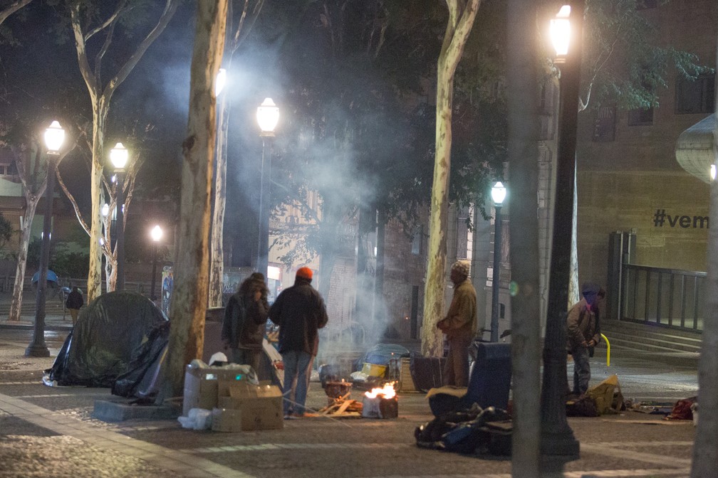 Moradores de rua acendem uma fogueira para se proteger do frio no centro de São Paulo (Foto: Celso Tavares/G1)