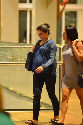 Kyra Gracie com a mãe em shopping na Zona Oeste do Rio (Foto: Henrique Oliveira/ Ag. News)