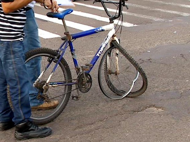 Homem, que estava de bicicleta, foi socorrido ao Hospital Regional (HR) em estado grave (Foto: Reprodução/TV Fronteira)