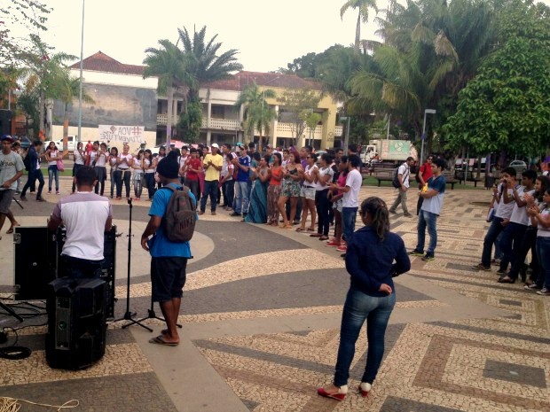 Manifesto reuniu jovens e adolescentes no centro e bairros de Rio Branco, nesta quarta-feira (29).  (Foto: Aline Nascimento/G1)