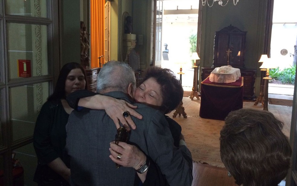 Amigos comparecem ao velório de Portella para prestar últimas homenagens (Foto: Bruno Albernaz / G1)