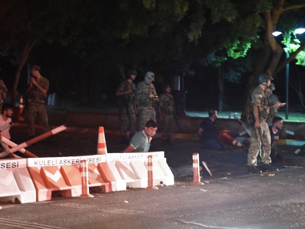 Agentes de segurança da Turquia detem policiais ao lado da estrada, em Istambul (Foto: Bulent Kilic / AFP) Agentes de segurança da Turquia detem policiais ao lado da estrada, em Istambul (Foto: Bulent Kilic / AFP)