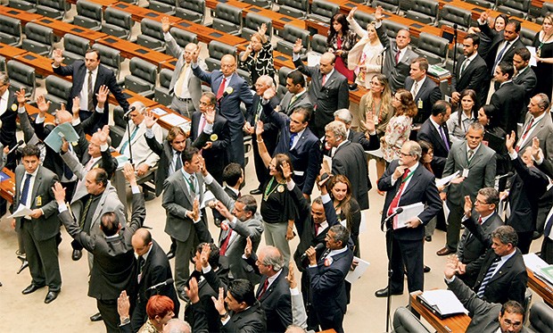 FRAGMENTAÇÃO  Deputados em votação. A cláusula de barreira melhoraria o Congresso (Foto: Joel Rodrigues/Folhapress)