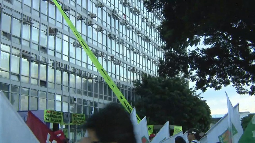 Manifestantes ocupam Ministério da Fazenda (Foto: TV Globo/Reprodução)
