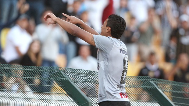 Paulinho comemora gol do Corinthians contra o Sport (Foto: Ag. Estado)