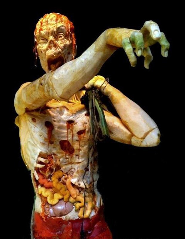 Artista Ray Vilafane, fundador de um estúdio de arte que leva seu sobrenome, reuniu sua equipe e transformou três das maiores abóboras dos EUA em um assustador zumbi, que arrasta outros mortos-vivos do chão por meio de um ramo. (Foto: Ray Vilafane/AP)