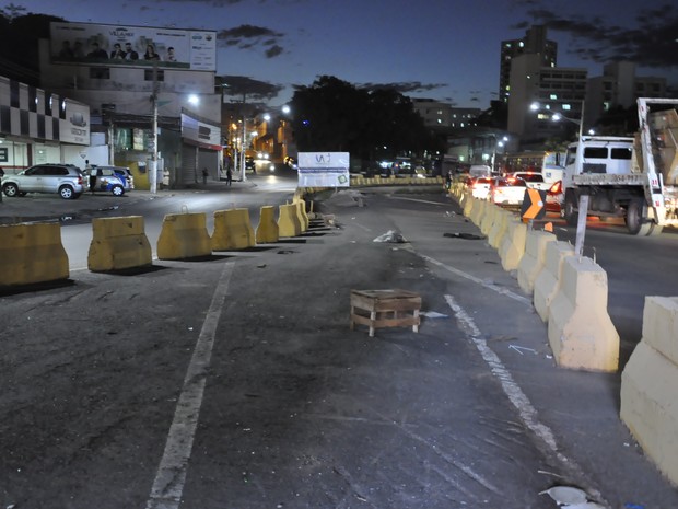Trânsito na Avenida Prainha, em Cuiabá, é prejudicado com a demora na conclusão de obras do VLT. (Foto: André Souza/ G1)