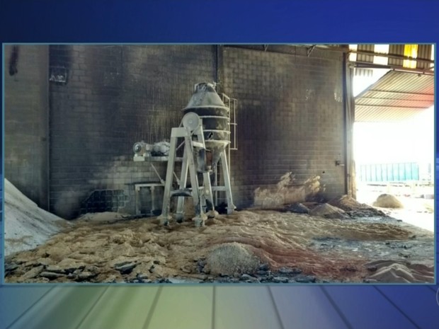 Fogo em caldeira só foi contido após duas horas de trabalho dos bombeiros (Foto: Reprodução/TV TEM)