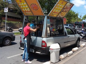 Carla Maria de Jesus vendeu lanche na entrada do Cemitério da Paz (Foto: Alex Araújo / G1)