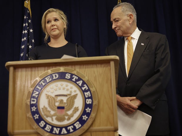 A atriz Amy Schumer se emociona em coletiva ao lado de seu primo distante, o Senador Chuck Schumer, nesta segunda-feira (3) (Foto: Seth Wenig/AP) A atriz Amy Schumer se emociona em coletiva ao lado de seu primo distante, o Senador Chuck Schumer, nesta segunda-feira (3) (Foto: Seth Wenig/AP)