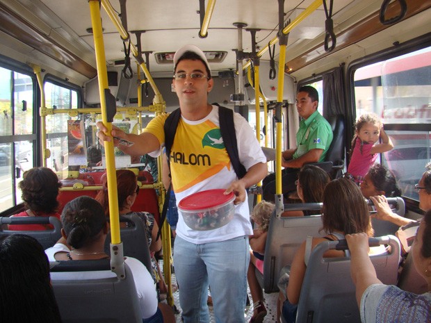 Jovem vende bombom caseiro para pagar despesas da viagem ao Rio de Janeiro (Foto: Gilcilene Araújo/G1)
