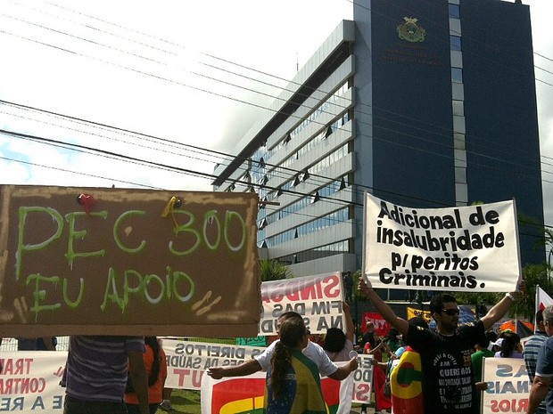 Em frente à sede a Assembleia Legislativa do Amazonas, peritos cobram melhorias (Foto: Girlene Medeiros/G1 AM)