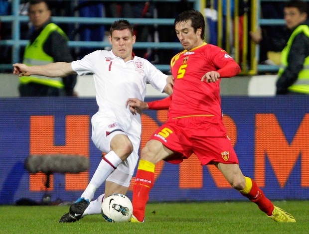 James Milner e Vladimir Volkov Inglaterra x Montenegro (Foto: AP)