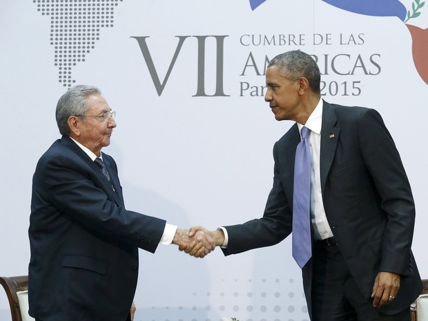O presidente dos EUA  Barack Obama cumprimenta o presidente de Cuba Raul Castro durante encontro na Cúpula das Américas na Cidade do Panamá (Foto: Jonathan Ernst/Reuters)