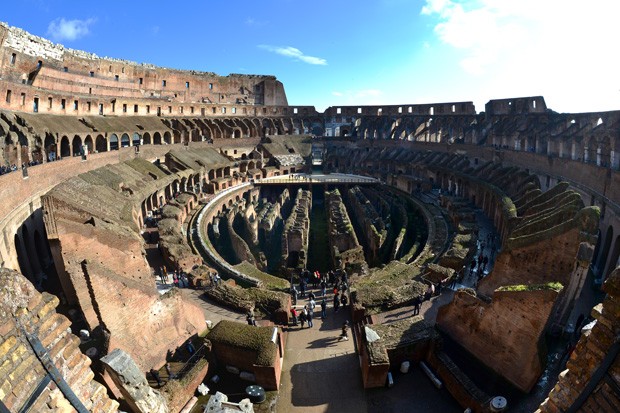 Turistas visitam o Coliseu nesta sexta-feira (18) (Foto: Gabriel Bouys/AFP)