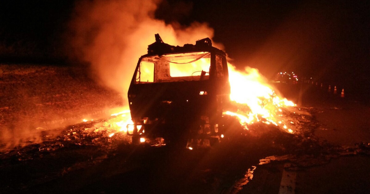 G Caminh O Pega Fogo Em Rodovia De Piraju E Ocupantes Escapam