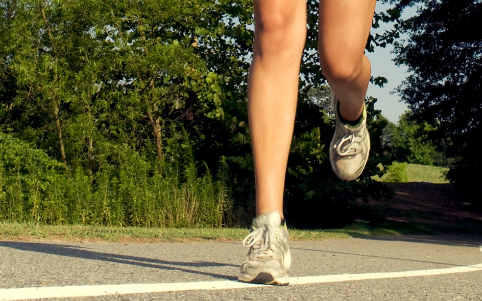 Estudo não encontrou benefícios em correr descalço em comparação a correr calçado (Foto: CDC/ Amanda Mills)