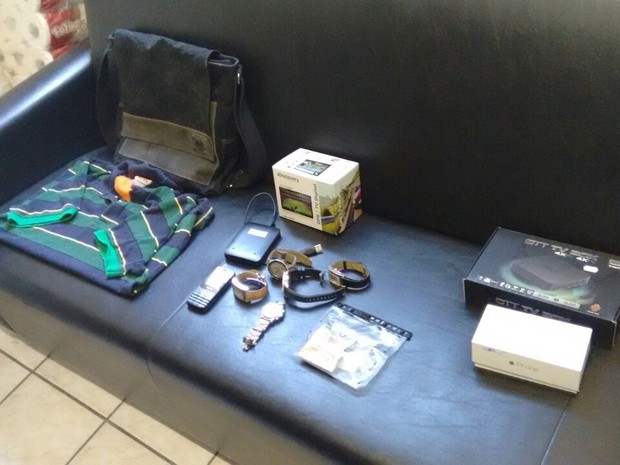 Polícia encontrou objetos roubados e comprados pelo suspeito (Foto: Luna Oliva/G1)