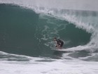 Cauã Reymond dá show de surfe em praia no Rio