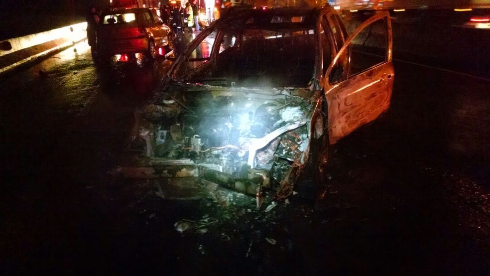Carro que atropelou mulher ficou totalmente carbonizado (Foto: PRF/Divulgação)
