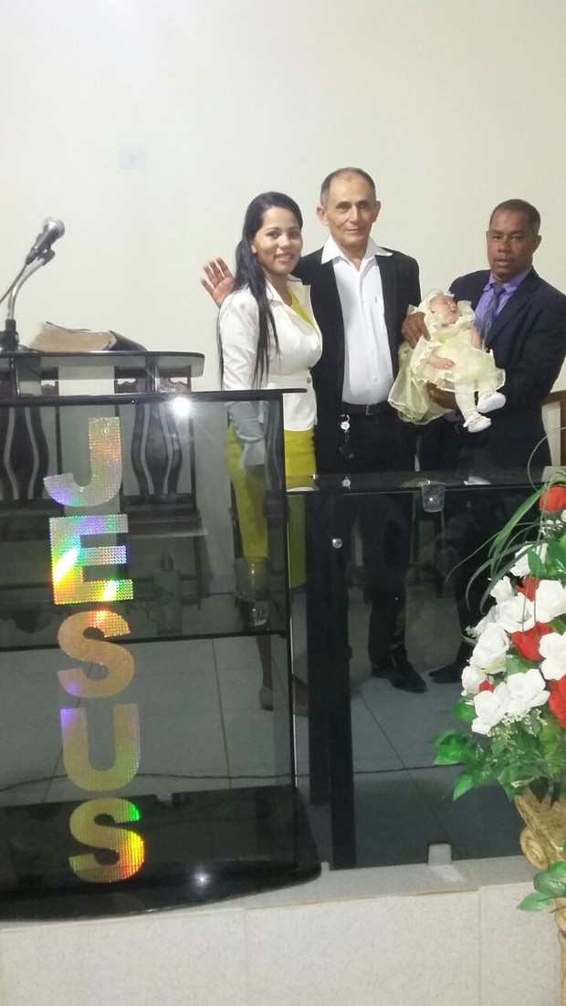Stefhany Absoluta apresenta filha à igreja (Foto: arquivo pessoal)