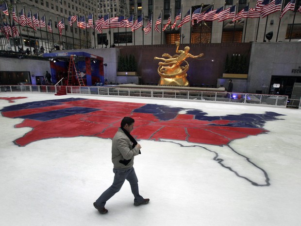 Mapa dos Estados Unidos com resultado da Eleição é projetado no Rockefeller, em Nova York (Foto: Richard Drew/AP)