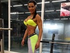 Gracyanne Barbosa mostra a cinturinha e impressiona fãs