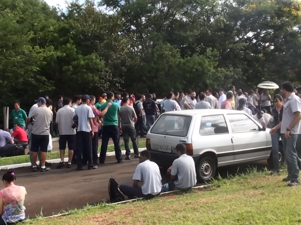 Eles pedem aumento salarial e ganho por insalubridade e periculosidade (Foto: Henrique Fontes/ EPTV)