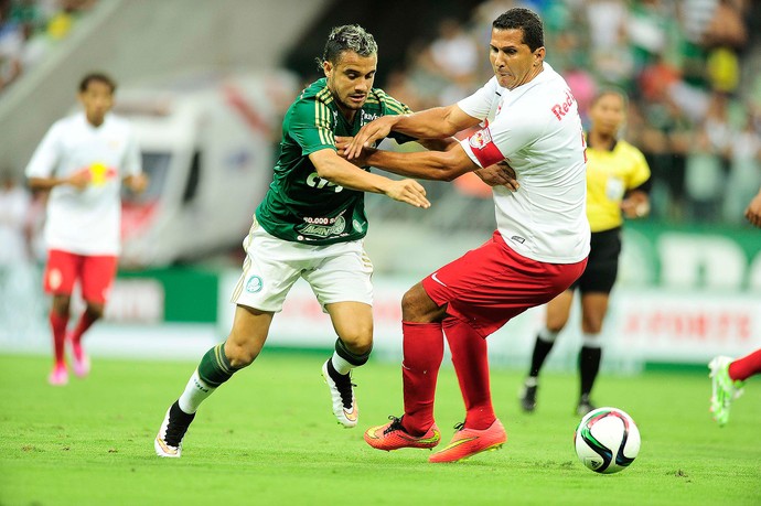 Na pequena área e sozinho, Maikon Leite leva eleição de gol mais perdido