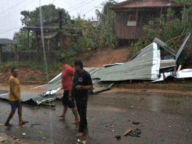 Vento causou estragos em Brasileia, Epitaciolândia e Cobija (Foto: Carlos Portela/Arquivo Pessoal)