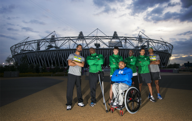 Paratletas brasileiros posam em frente ao Estádio Olímpico, em Londres (Foto: Divulgação)