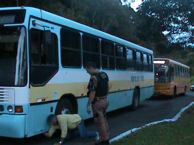Policiais encontraram celulares na lataria do ônibus (Foto: Polícia Militar / Divulgação)