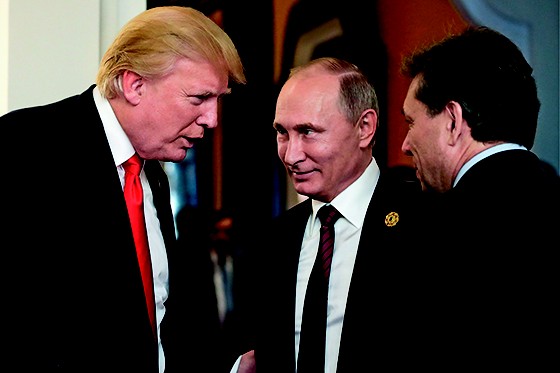 TIRO CURTO Trump e Putin, em encontro em 2017. A eleição do americano foi festejada com champanhe pelo Kremlin, mas  o sabor de vitória passou rapidamente (Foto: Sergei Karpukhin/Reuters)