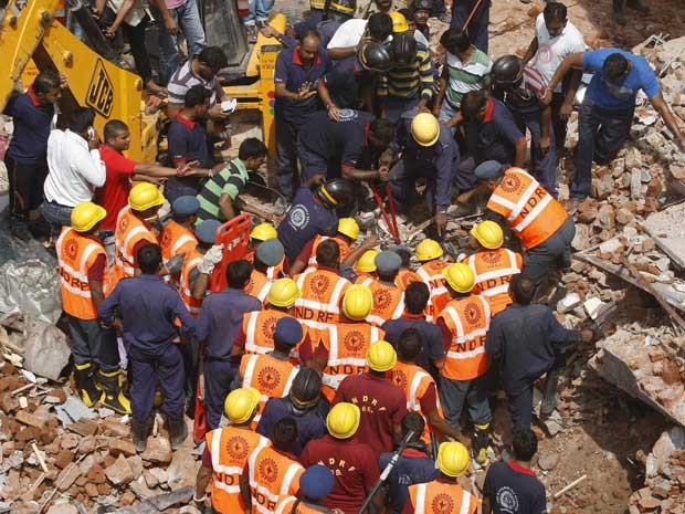 Equipes de resgate cortam o concreto durante operação de busca por sobreviventes após o colapso de dois edifícios na cidade de Vadodra, na Índia. (Foto: Amit Dave / Reuters)