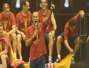 Goleiro Pepe Reina comanda festa da Espanha (Foto: Reprodução)