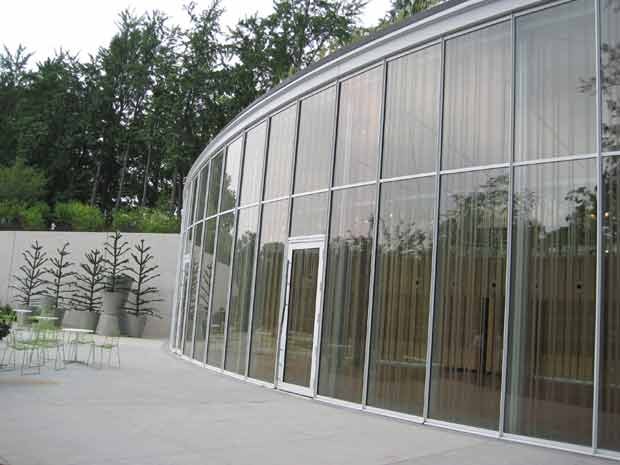 Centro de Visitantes do Brooklyn Botanical Gardens, nos Estados Unidos. O padrão de listras incorporado no vidro providencia um sinal para os pássaros de que uma barreira existe. (Foto: (AP Photo/American BirdConservancy, Christine Sheppard)) Centro de Visitantes do Brooklyn Botanical Gardens, nos Estados Unidos. O padrão de listras incorporado no vidro providencia um sinal para os pássaros de que uma barreira existe. (Foto: (AP Photo/American BirdConservancy, Christine Sheppard))