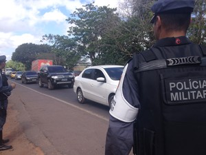 Polícia Militar (PM) do Amapá controlou o tráfego de veículos na rodovia (Foto: Dyepeson Martins/G1)