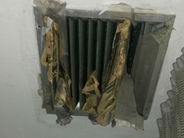 Ar condicionado com papel de jornal na sala que abriga pacientes (Foto: Arquivo pessoal)