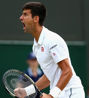 Novak Djokovic comemora quebra de saque contra Kevin Anderson em Wimbledon (Foto: Getty Images)